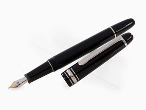 Montblanc Meisterstuck Classique Fountain Pen, Platinum trim, 106522